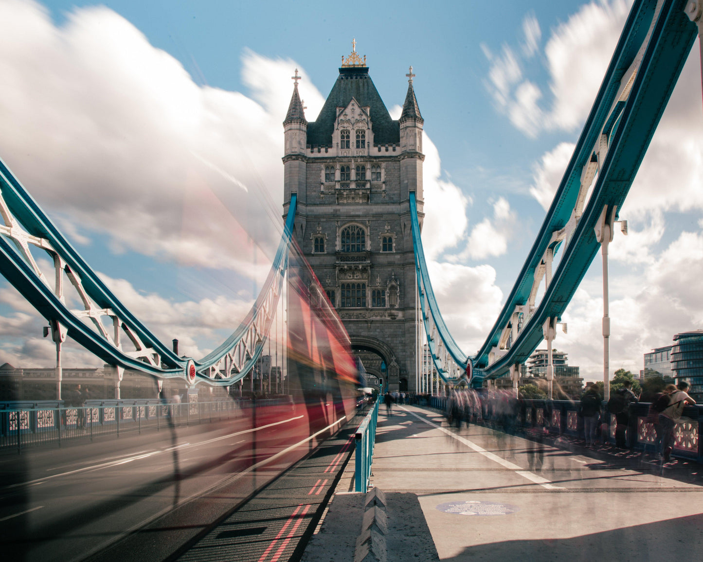 London Bridge - Photographie sur le London Bridge. Des personnes floutées se trouvent en bas à droite alors qu'un bus à été photographié en longue exposition.